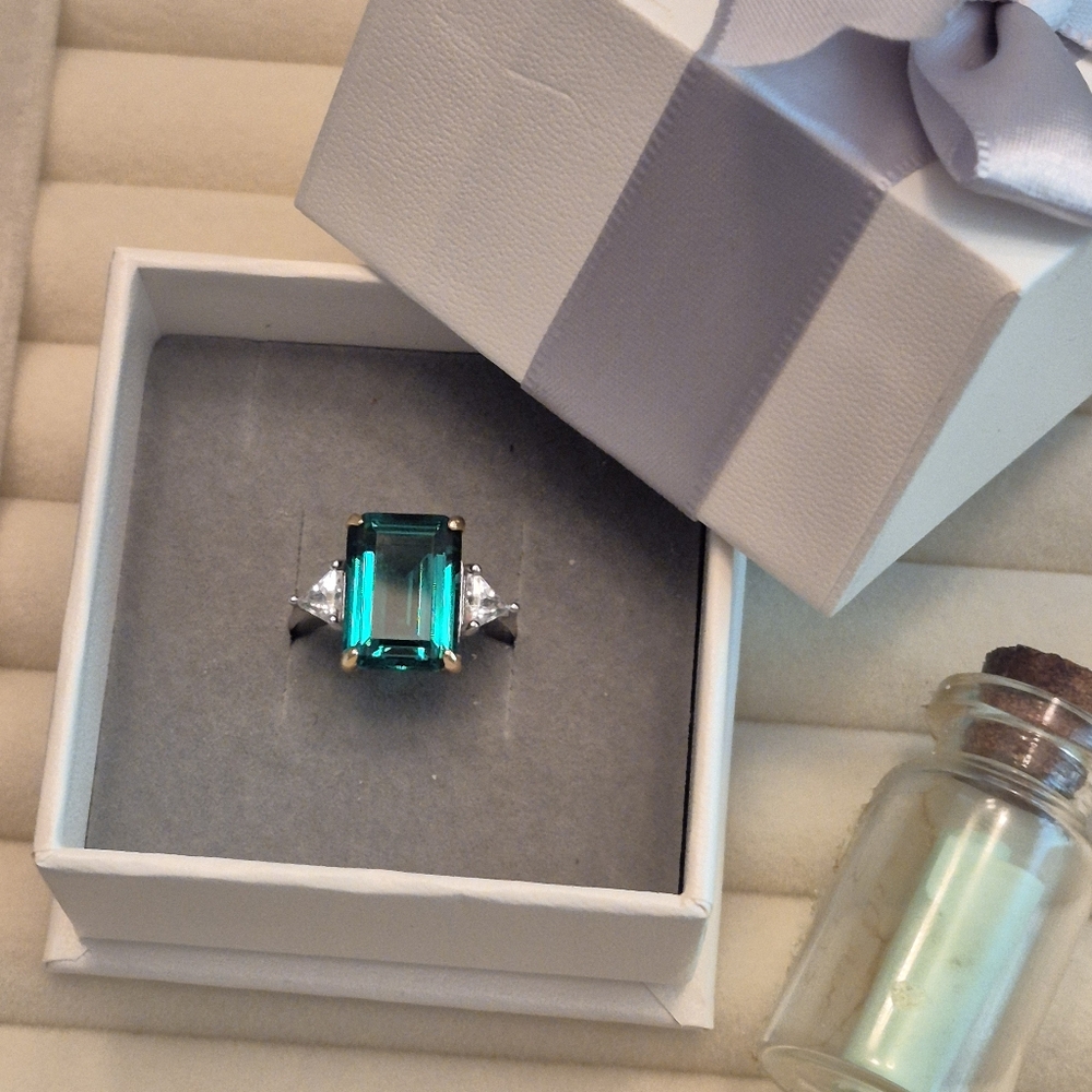 925 Vintage Elegant Silver and Green Gemstone Ring